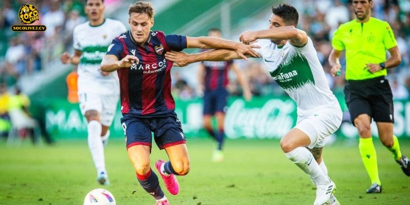 Các vị khách Elche không ngại va chạm để ngáng đường đối thủ truyền kiếp